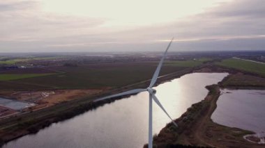 Endüstriyel arazi üzerindeki rüzgar türbinlerinin, depoların ve ticari faaliyet bölgesinin hava görüntüsü, Whittlesey, Peterborough, Birleşik Krallık 'ta sürdürülebilir yenilenebilir kaynaklar.