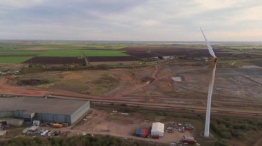 Endüstriyel arazi üzerindeki rüzgar türbinlerinin, depoların ve ticari faaliyet bölgesinin hava görüntüsü, Whittlesey, Peterborough, Birleşik Krallık 'ta sürdürülebilir yenilenebilir kaynaklar.