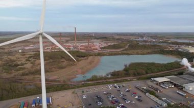 Endüstriyel arazi üzerindeki rüzgar türbinlerinin, depoların ve ticari faaliyet bölgesinin hava görüntüsü, Whittlesey, Peterborough, Birleşik Krallık 'ta sürdürülebilir yenilenebilir kaynaklar.