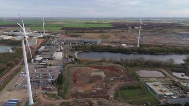 Endüstriyel arazi üzerindeki rüzgar türbinlerinin, depoların ve ticari faaliyet bölgesinin hava görüntüsü, Whittlesey, Peterborough, Birleşik Krallık 'ta sürdürülebilir yenilenebilir kaynaklar.