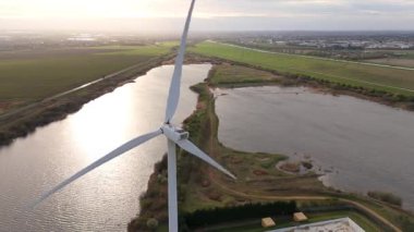 Endüstriyel arazi üzerindeki rüzgar türbinlerinin, depoların ve ticari faaliyet bölgesinin hava görüntüsü, Whittlesey, Peterborough, Birleşik Krallık 'ta sürdürülebilir yenilenebilir kaynaklar.