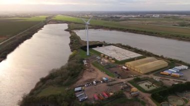 Endüstriyel arazi üzerindeki rüzgar türbinlerinin, depoların ve ticari faaliyet bölgesinin hava görüntüsü, Whittlesey, Peterborough, Birleşik Krallık 'ta sürdürülebilir yenilenebilir kaynaklar.