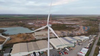 Endüstriyel arazi üzerindeki rüzgar türbinlerinin, depoların ve ticari faaliyet bölgesinin hava görüntüsü, Whittlesey, Peterborough, Birleşik Krallık 'ta sürdürülebilir yenilenebilir kaynaklar.
