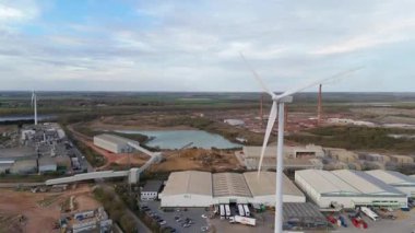Endüstriyel arazi üzerindeki rüzgar türbinlerinin, depoların ve ticari faaliyet bölgesinin hava görüntüsü, Whittlesey, Peterborough, Birleşik Krallık 'ta sürdürülebilir yenilenebilir kaynaklar.