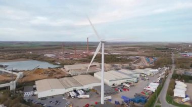 Endüstriyel arazi üzerindeki rüzgar türbinlerinin, depoların ve ticari faaliyet bölgesinin hava görüntüsü, Whittlesey, Peterborough, Birleşik Krallık 'ta sürdürülebilir yenilenebilir kaynaklar.