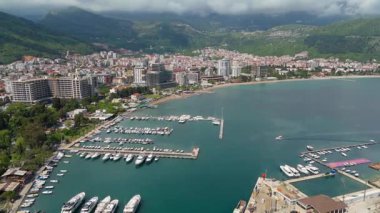 Budva 'nın eski kenti, Stari mezunu, terracotta çatısı ve şehir, dağ arkaplanı ve Karadağ' ın Avrupa manzarasının insansız hava aracı görüntüsü.
