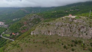 Eski kilisenin hava manzarası, İngiltere 'nin kırsal kesimindeki katedral manzarası.