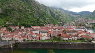 UNESCO Dünya Mirası Kenti, Antik Mimari, Dağlar ve Turizmin yer aldığı Sunset 'te Kotor Montenegro' nun Manzarası ve Manzarası