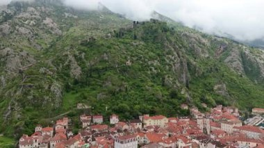 UNESCO Dünya Mirası Kenti, Antik Mimari, Dağlar ve Turizmin yer aldığı Sunset 'te Kotor Montenegro' nun Manzarası ve Manzarası