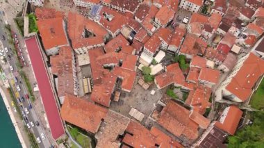 UNESCO Dünya Mirası Kenti, Antik Mimari, Dağlar ve Turizmin yer aldığı Sunset 'te Kotor Montenegro' nun Manzarası ve Manzarası