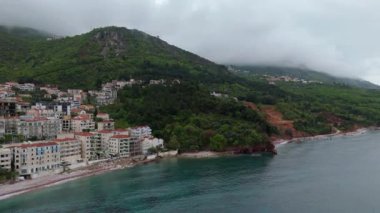 Sveti Stefan, Karadağ. Engebeli dağ manzarası ve küçük kıyı kasabaları, bahar fırtınası koşulları..