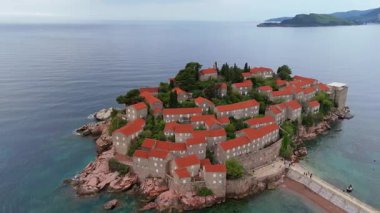 Sveti Stefan, Karadağ. Engebeli dağ manzarası ve küçük kıyı kasabaları, bahar fırtınası koşulları..