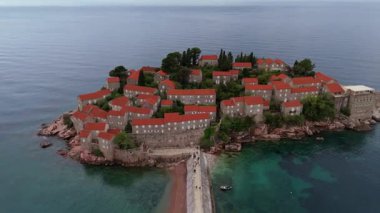 Sveti Stefan, Karadağ. Engebeli dağ manzarası ve küçük kıyı kasabaları, bahar fırtınası koşulları..