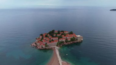 Sveti Stefan, Karadağ. Engebeli dağ manzarası ve küçük kıyı kasabaları, bahar fırtınası koşulları..