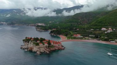 Sveti Stefan, Karadağ. Engebeli dağ manzarası ve küçük kıyı kasabaları, bahar fırtınası koşulları..