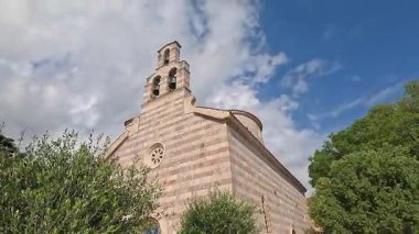 Budva Karadağ ve Balkan ülkesinde tatil manzarası güneşli yaz tatilleri seyahat ve sırt çantaları