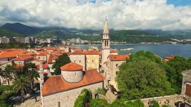 Budva Karadağ ve Balkan ülkesinde tatil manzarası güneşli yaz tatilleri seyahat ve sırt çantaları