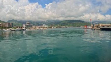 Budva Karadağ ve Balkan ülkesinde tatil manzarası güneşli yaz tatilleri seyahat ve sırt çantaları