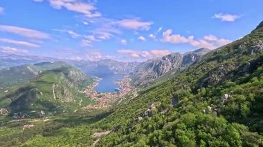 UNESCO Dünya Mirası Kenti, Antik Mimari, Dağlar ve Turizmin yer aldığı Sunset 'te Kotor Montenegro' nun Manzarası ve Manzarası