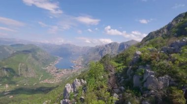 UNESCO Dünya Mirası Kenti, Antik Mimari, Dağlar ve Turizmin yer aldığı Sunset 'te Kotor Montenegro' nun Manzarası ve Manzarası