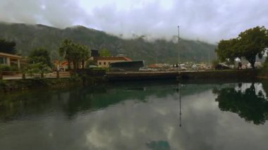 UNESCO Dünya Mirası Kenti, Antik Mimari, Dağlar ve Turizmin yer aldığı Sunset 'te Kotor Montenegro' nun Manzarası ve Manzarası