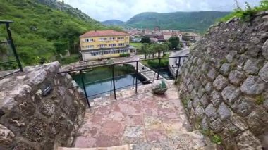 UNESCO Dünya Mirası Kenti, Antik Mimari, Dağlar ve Turizmin yer aldığı Sunset 'te Kotor Montenegro' nun Manzarası ve Manzarası