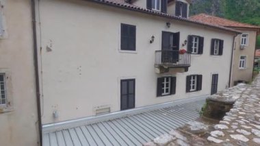 UNESCO Dünya Mirası Kenti, Antik Mimari, Dağlar ve Turizmin yer aldığı Sunset 'te Kotor Montenegro' nun Manzarası ve Manzarası