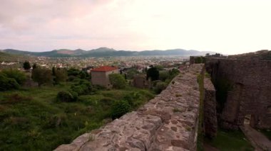 Karadağ 'ın Kotor kentindeki dev dağ sıralarının havadan görünüşü, yemyeşil bir manzara, baharda bulutlu bir zirve. Yollar rüzgarlı yılan şeritleri. Avrupa Seyahati.