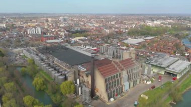 Merkezi Northampton 'daki Carling bira fabrikasının hava manzarası, endüstriyel bira alkol üretimi, Birleşik Krallık