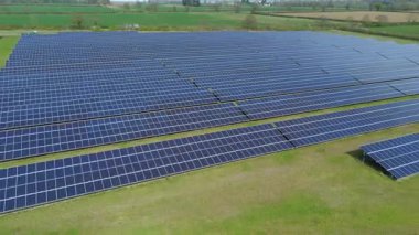 Güneş enerjisi panelleri, sürdürülebilir yenilenebilir kaynaklar, İngiltere kırsal alanlarında fotovoltaik elektrik üretimi