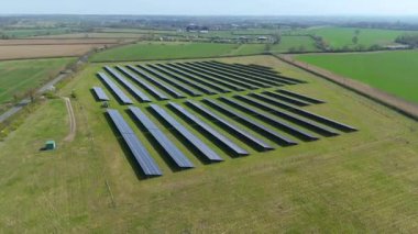 Güneş enerjisi panelleri, sürdürülebilir yenilenebilir kaynaklar, İngiltere kırsal alanlarında fotovoltaik elektrik üretimi