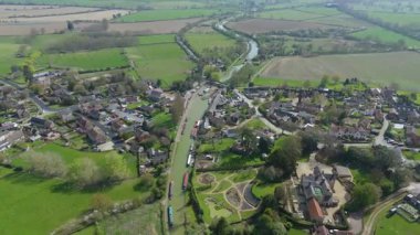 İngiltere 'de küçük bir köyün hava aracı görüntüsü kanal nehir mavnası geçiyor ve merkezde kilitleniyor. Birleşik Krallık