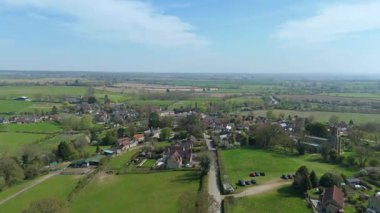 İngiltere 'de küçük bir köyün hava aracı görüntüsü kanal nehir mavnası geçiyor ve merkezde kilitleniyor. Birleşik Krallık