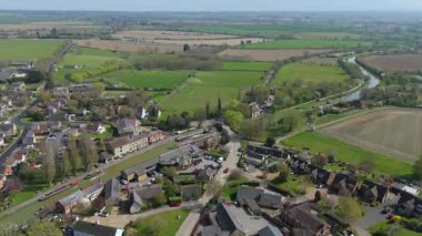 İngiltere 'de küçük bir köyün hava aracı görüntüsü kanal nehir mavnası geçiyor ve merkezde kilitleniyor. Birleşik Krallık