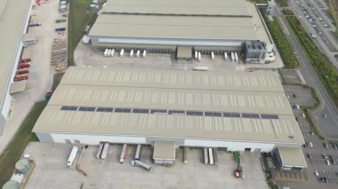 İngiltere 'deki büyük üreticiler için büyük depo ve dağıtım merkezlerinin, lojistik ve ulaşım merkezlerinin insansız hava aracı görüntüsü