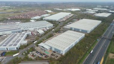 İngiltere 'deki büyük üreticiler için büyük depo ve dağıtım merkezlerinin, lojistik ve ulaşım merkezlerinin insansız hava aracı görüntüsü