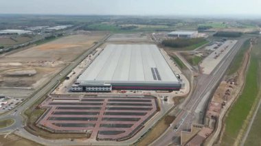 İngiltere 'deki büyük üreticiler için büyük depo ve dağıtım merkezlerinin, lojistik ve ulaşım merkezlerinin insansız hava aracı görüntüsü