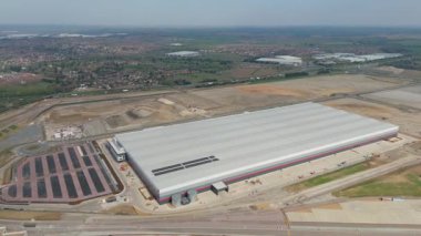 İngiltere 'deki büyük üreticiler için büyük depo ve dağıtım merkezlerinin, lojistik ve ulaşım merkezlerinin insansız hava aracı görüntüsü