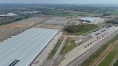 İngiltere 'deki büyük üreticiler için büyük depo ve dağıtım merkezlerinin, lojistik ve ulaşım merkezlerinin insansız hava aracı görüntüsü