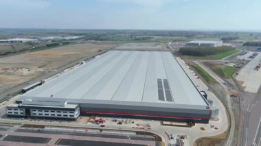 İngiltere 'deki büyük üreticiler için büyük depo ve dağıtım merkezlerinin, lojistik ve ulaşım merkezlerinin insansız hava aracı görüntüsü