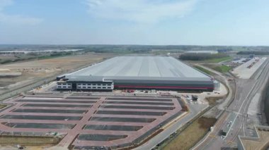İngiltere 'deki büyük üreticiler için büyük depo ve dağıtım merkezlerinin, lojistik ve ulaşım merkezlerinin insansız hava aracı görüntüsü