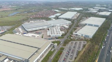 İngiltere 'deki büyük üreticiler için büyük depo ve dağıtım merkezlerinin, lojistik ve ulaşım merkezlerinin insansız hava aracı görüntüsü