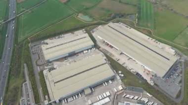 İngiltere 'deki büyük üreticiler için büyük depo ve dağıtım merkezlerinin, lojistik ve ulaşım merkezlerinin insansız hava aracı görüntüsü