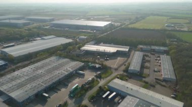 İngiltere 'deki büyük üreticiler için büyük depo ve dağıtım merkezlerinin, lojistik ve ulaşım merkezlerinin insansız hava aracı görüntüsü