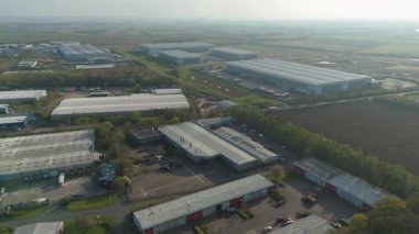 İngiltere 'deki büyük üreticiler için büyük depo ve dağıtım merkezlerinin, lojistik ve ulaşım merkezlerinin insansız hava aracı görüntüsü
