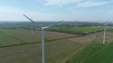İngiltere 'de M1' de geniş rüzgar türbini dizisi ve yoğun otoyol trafiğinin hava aracı görüntüsü. Sürdürülebilir yenilenebilir enerji ve ulaşım temaları.