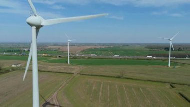 İngiltere 'de M1' de geniş rüzgar türbini dizisi ve yoğun otoyol trafiğinin hava aracı görüntüsü. Sürdürülebilir yenilenebilir enerji ve ulaşım temaları.