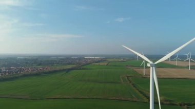 Rüzgar türbinlerinin ve yenilenebilir enerji altyapısı oluşturan yel değirmenlerinin insansız hava aracı görüntüsü