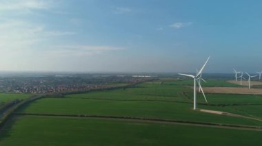 Rüzgar türbinlerinin ve yenilenebilir enerji altyapısı oluşturan yel değirmenlerinin insansız hava aracı görüntüsü