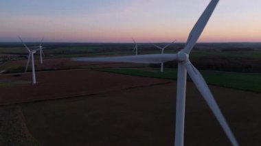 Gün batımında rüzgar türbinlerinin hava görüntüsü. Altın ışık ve kırsal alan. Corby Birleşik Krallık Avrupa 'sında sürdürülebilir yenilenebilir enerji kaynakları